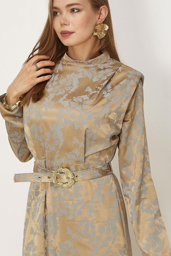 Hijab-Kleidung BEIGE SATIN-JACQUARD-KLEID MIT GÜRTEL 46517 - ALVİNA