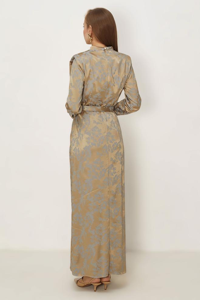 Hijab-Kleidung BEIGE SATIN-JACQUARD-KLEID MIT GÜRTEL 46517 - ALVİNA