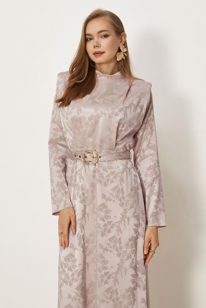 Hijab-Kleidung NERZ SATIN-JACQUARD-KLEID MIT GÜRTEL 46517 - ALVİNA