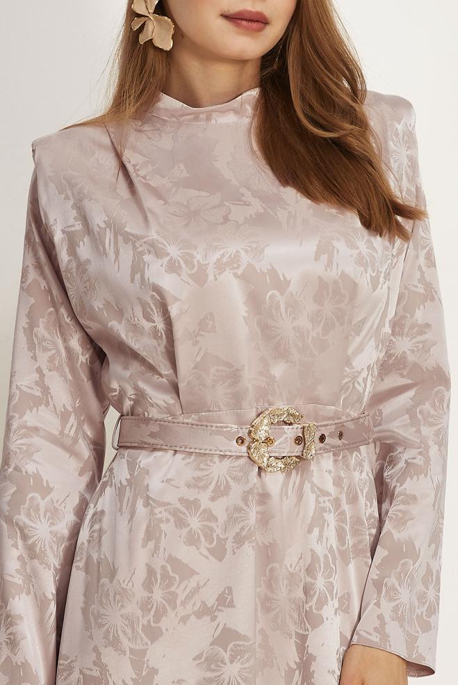 Hijab-Kleidung NERZ SATIN-JACQUARD-KLEID MIT GÜRTEL 46517 - ALVİNA
