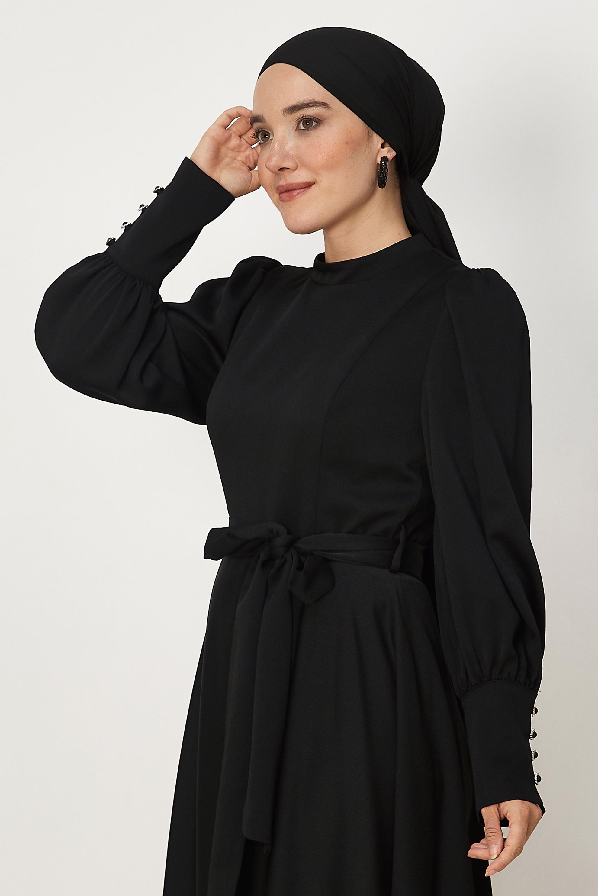 Tesettür giyim SİYAH KUŞAKLI SATEN KREP ELBİSE 46679