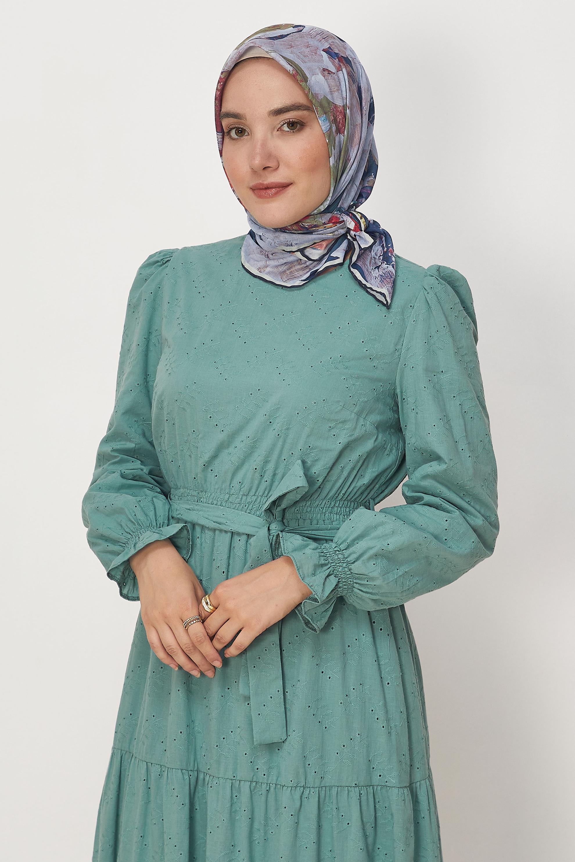 Tesettür giyim BEJ KUŞAKLI PAMUKLU BRODE ELBİSE 46685