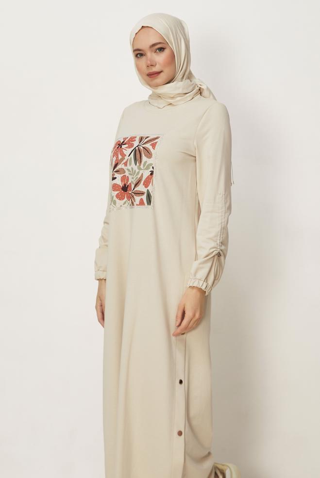 Hijab-Kleidung BEIGE TRAININGSANZUGKLEID MIT EDELSTEIN DETAILS 45635 - ALVİNA