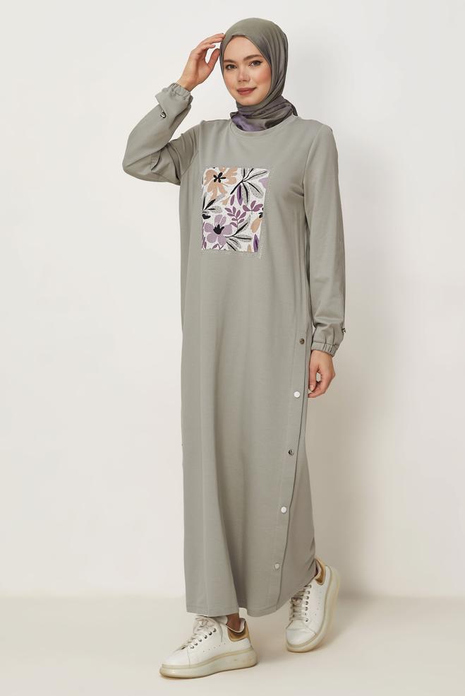 Hijab-Kleidung SILBER TRAININGSANZUGKLEID MIT EDELSTEIN DETAILS 45635 - ALVİNA