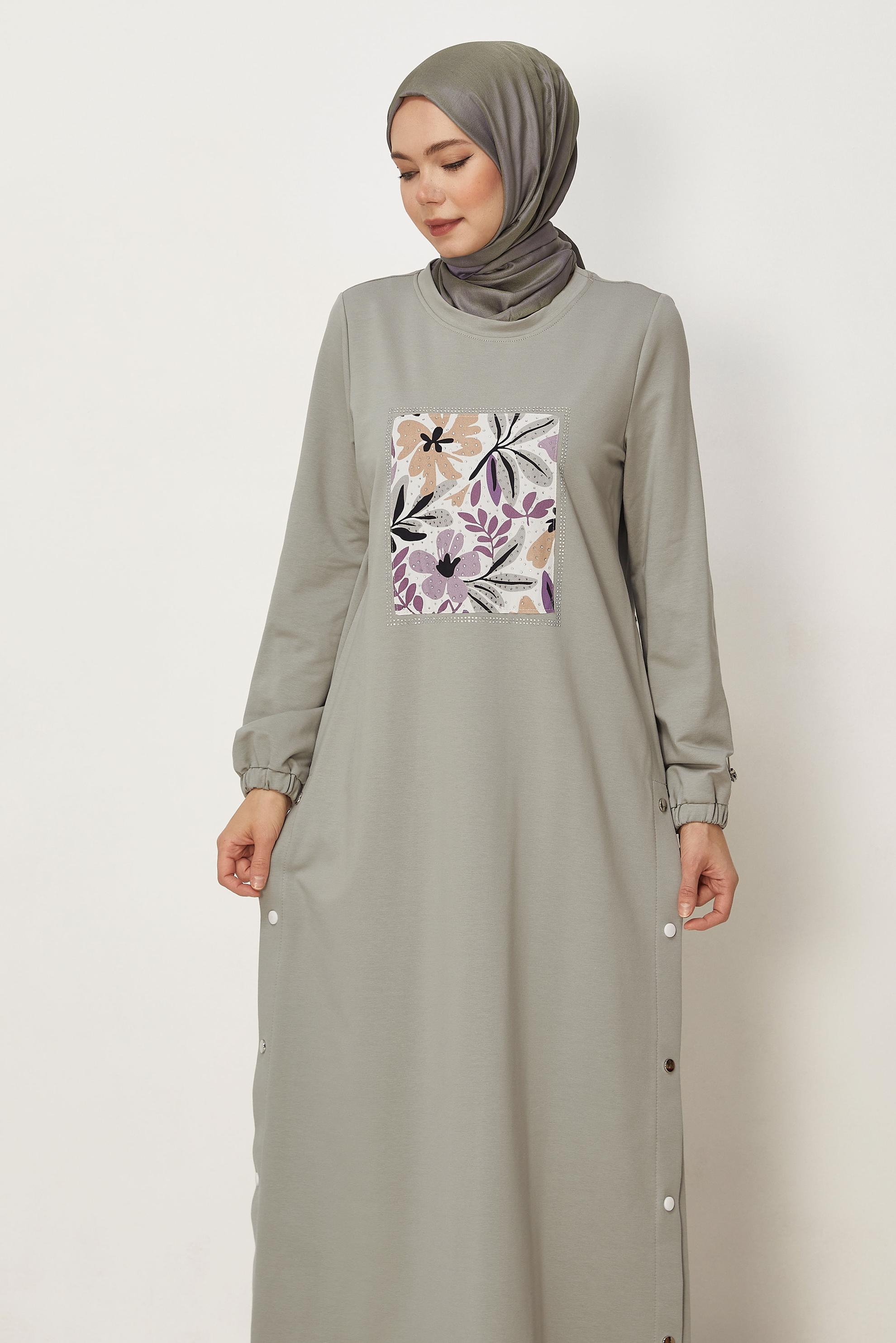 Hijab-Kleidung SILBER TRAININGSANZUGKLEID MIT EDELSTEIN DETAILS 45635