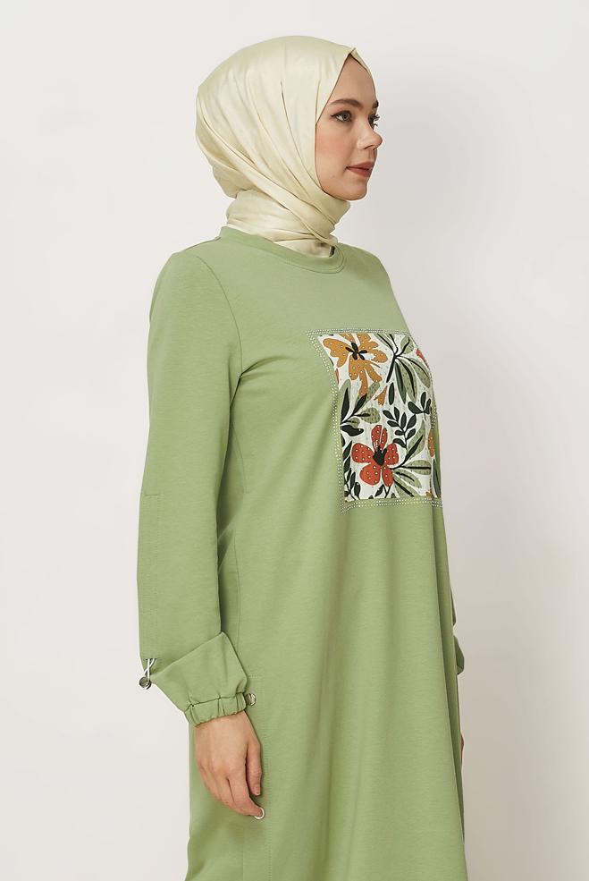 Hijab-Kleidung GRÜN TRAININGSANZUGKLEID MIT EDELSTEIN DETAILS 45635 - ALVİNA