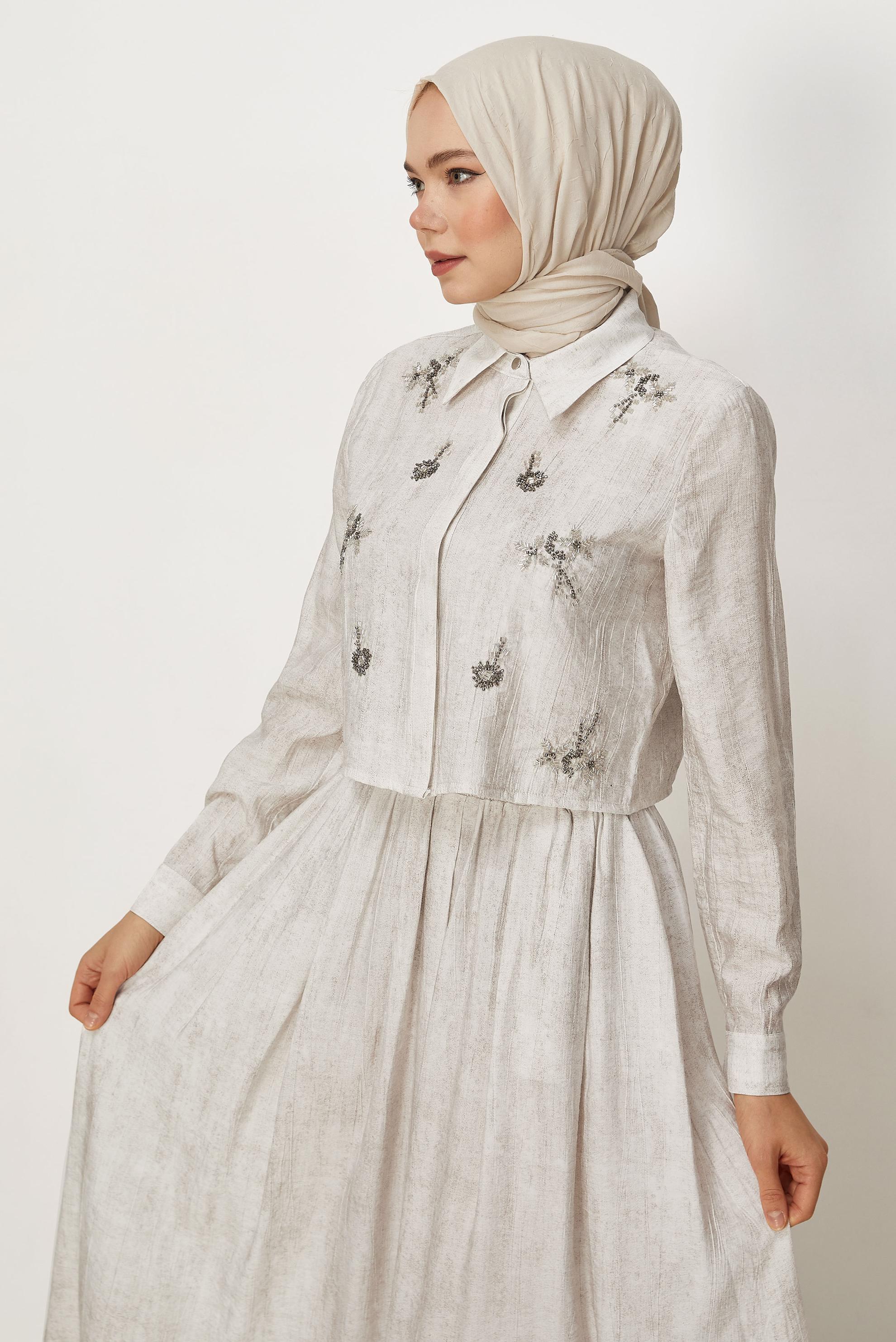 Hijab-Kleidung ECRU ANZUG MIT PERLEN BESTICKTEM ROCK 45745