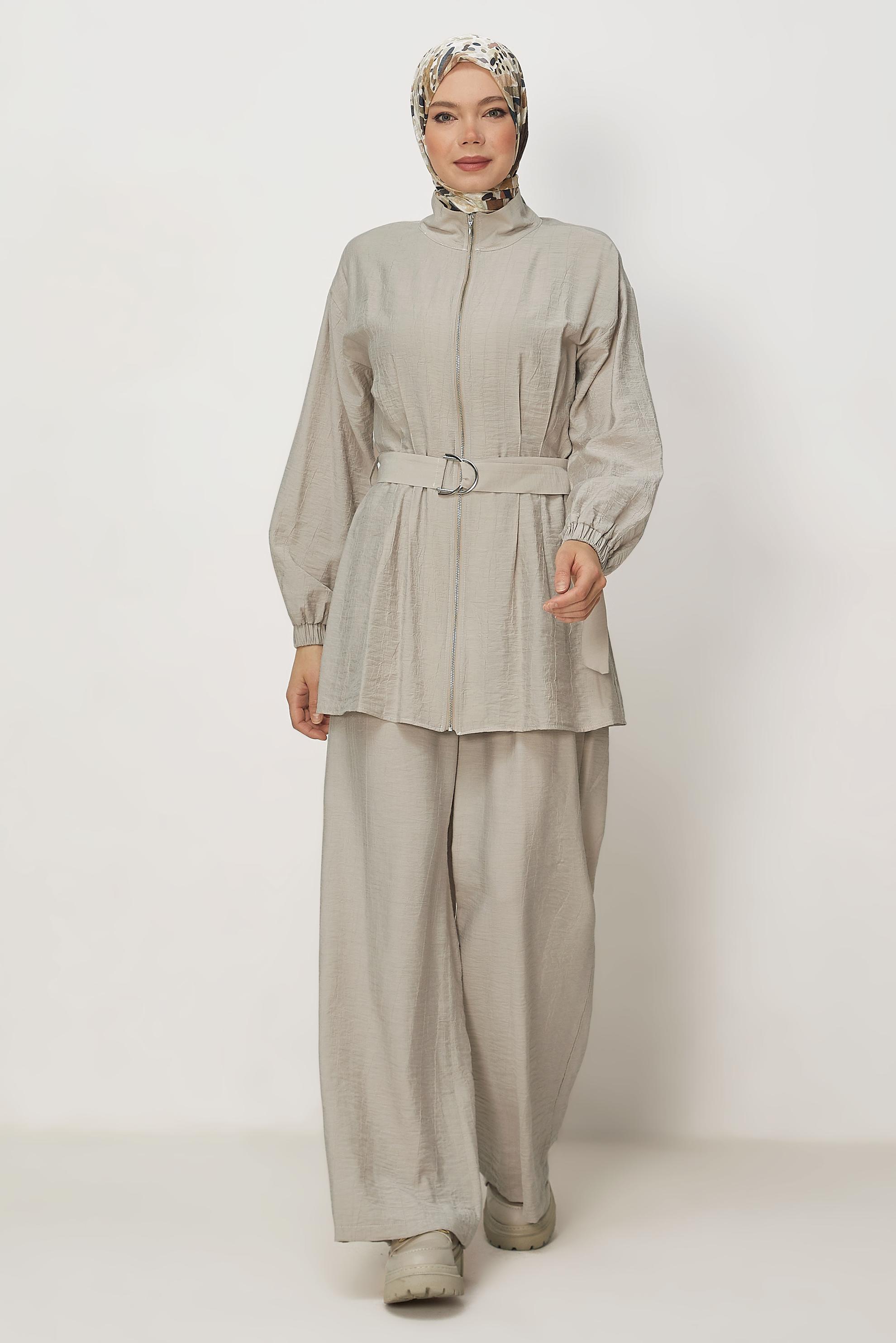 Hijab-Kleidung BEIGE HOSENANZUG MIT GÜRTEL 46486