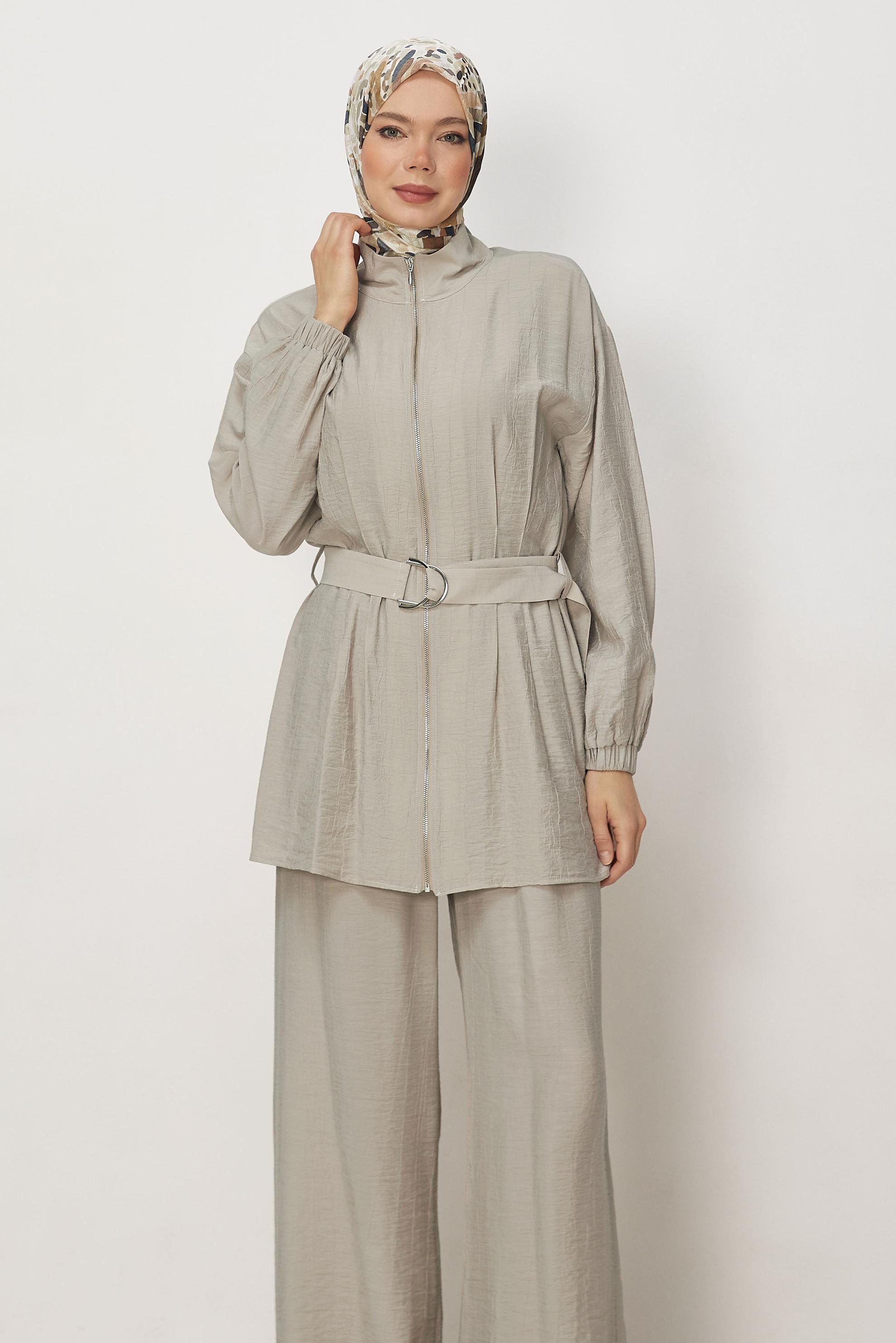 Hijab-Kleidung BEIGE HOSENANZUG MIT GÜRTEL 46486