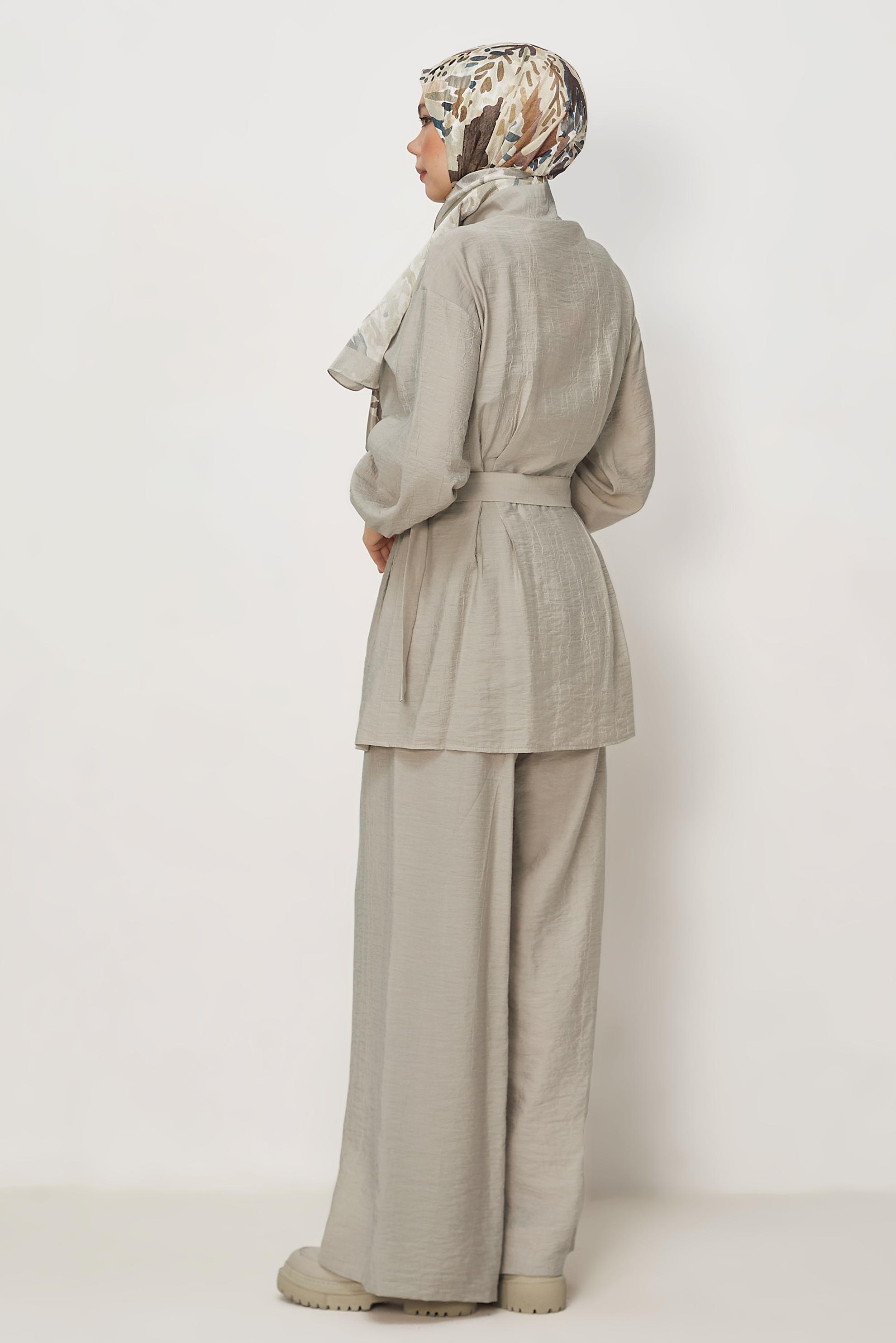 Hijab-Kleidung BEIGE HOSENANZUG MIT GÜRTEL 46486