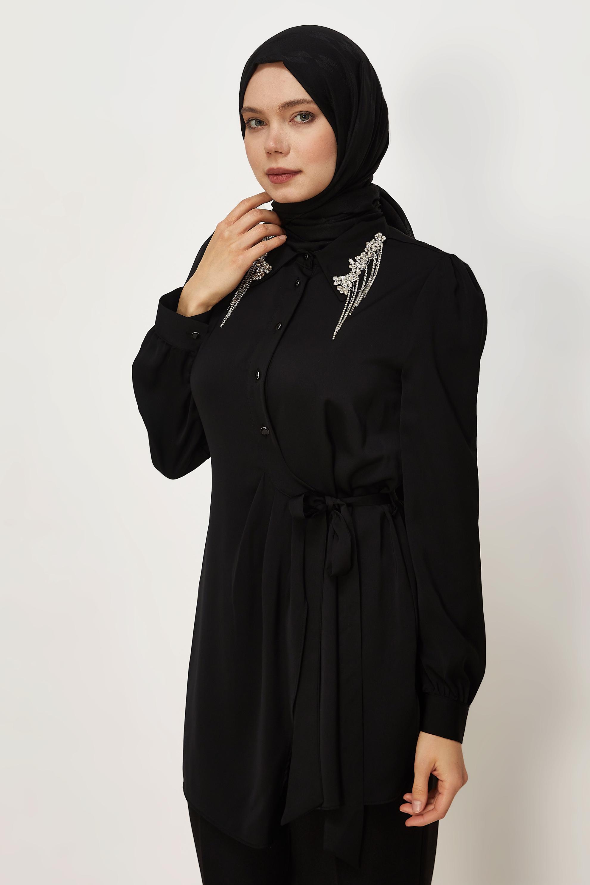 Tesettür giyim SİYAH KUŞAKLI TAŞ DETAYLI TUNİK 46585