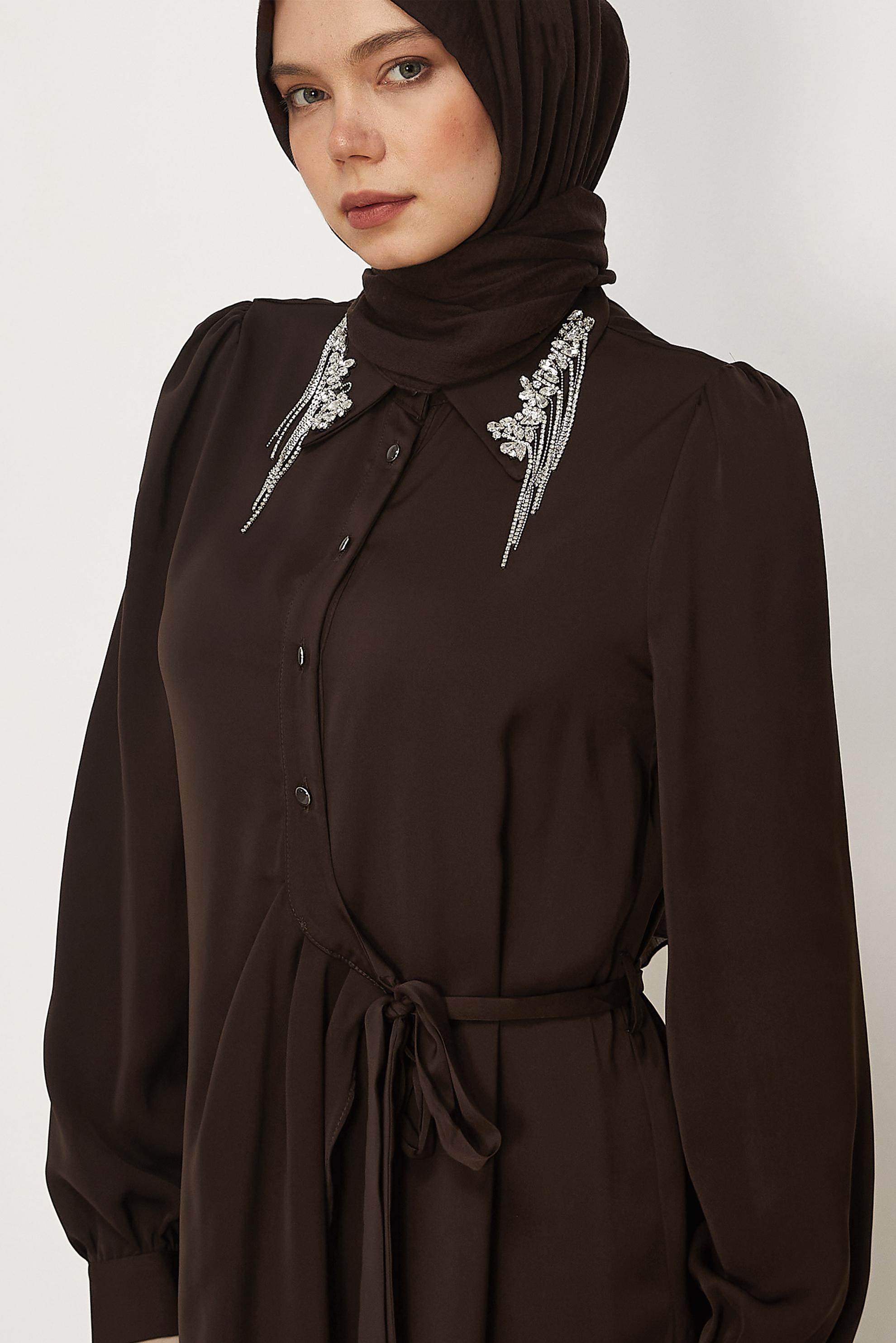 Vêtements hijab BRUN TUNIQUE CEINTURÉE DÉTAILLÉE DE GEMMES 46585