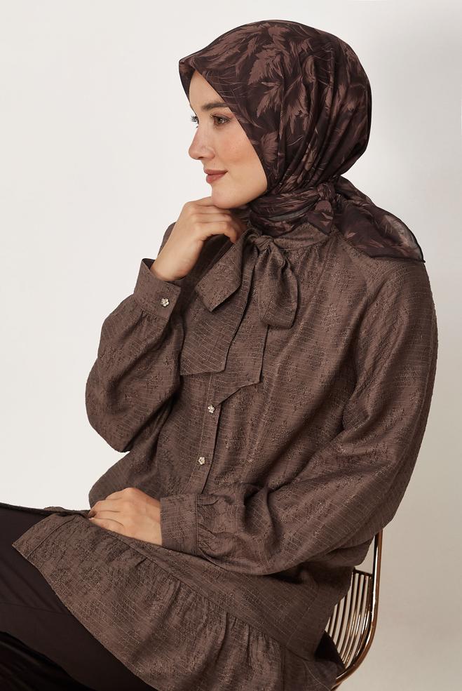 Hijab-Kleidung BRAUN JACQUARD-TUNIKA MIT GEBUNDENEM HALS 46638 - ALVİNA