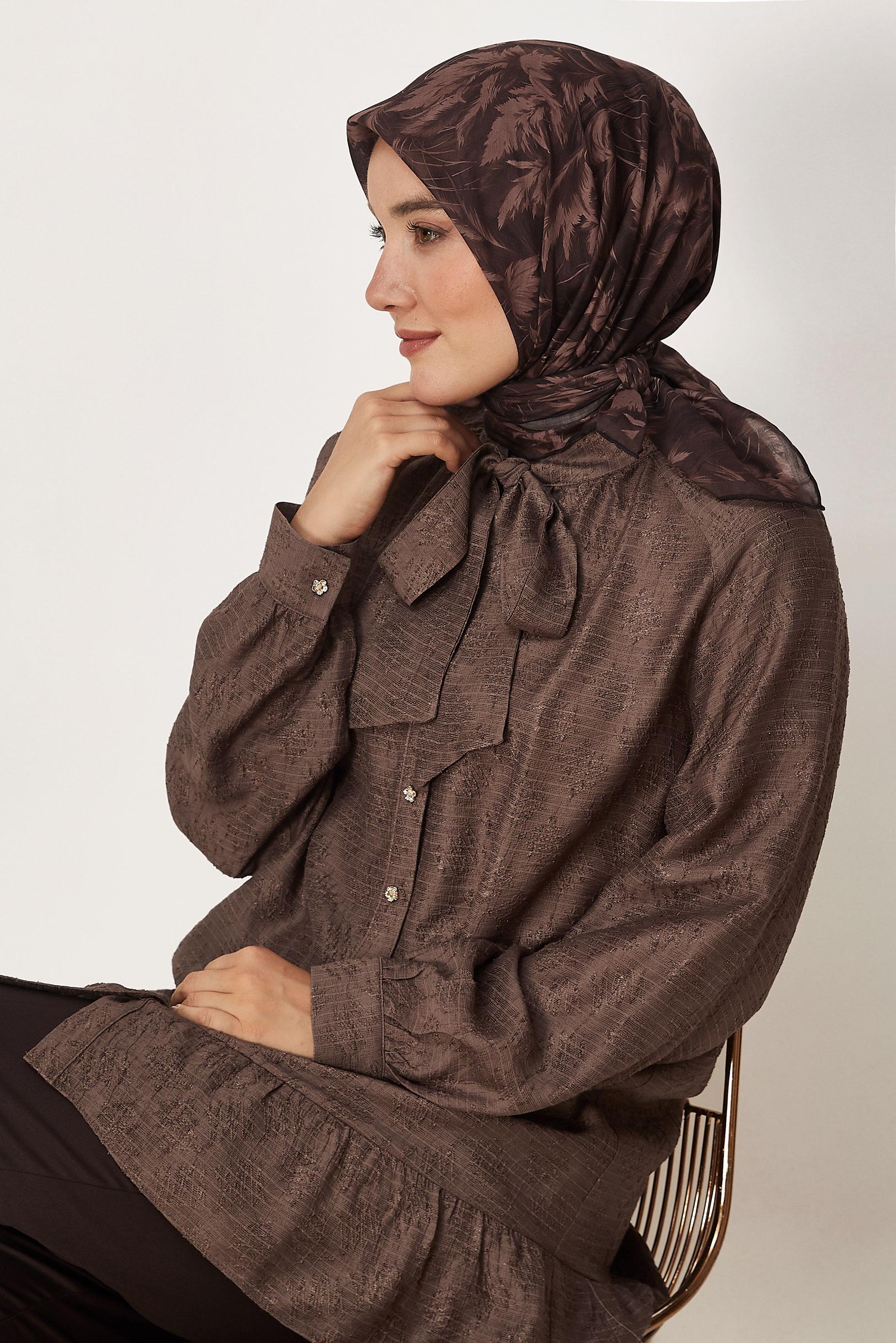 Hijab-Kleidung BRAUN JACQUARD-TUNIKA MIT GEBUNDENEM HALS 46638