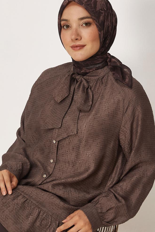 Hijab-Kleidung BRAUN JACQUARD-TUNIKA MIT GEBUNDENEM HALS 46638 - ALVİNA
